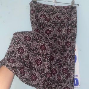 Patterned wide flair leg comfy pant/leggings.  29 inseam